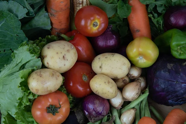Różne Warzywa Tle Organicznym Jadalne Jedzenie Składniki Sałatek Kuchnia Wegańska — Zdjęcie stockowe