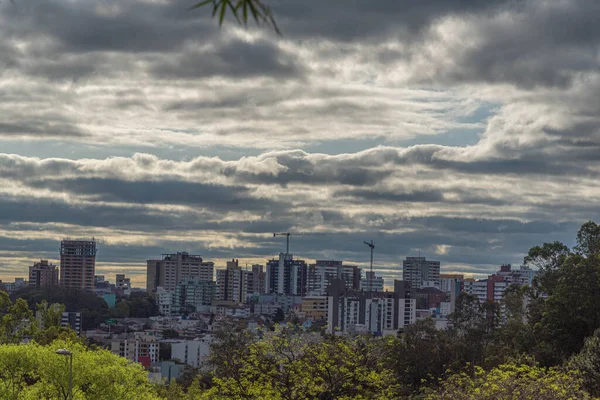 Santa Maria RS Brezilya şehri alacakaranlıkta. Şehir merkezi. Üniversite Şehri. Rio Grande do Sul eyaletindeki Brezilya şehri..