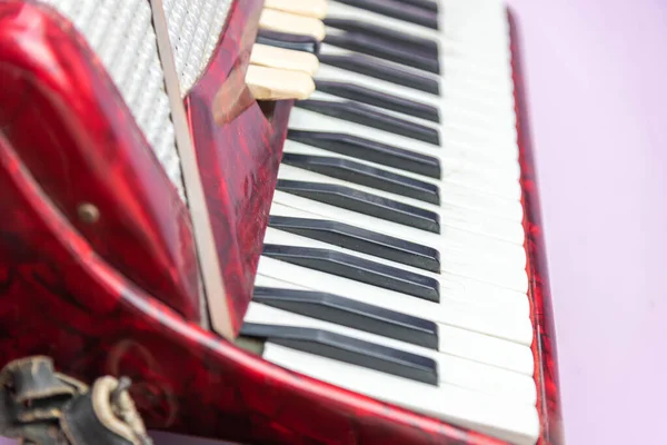 Eski Kırmızı Piyano Akordeonu Müzik Aleti Rüzgar Enstrümanı Orkestra Ekipmanları — Stok fotoğraf
