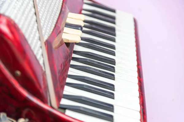 Régi Vörös Zongora Harmonika Hangszer Szélműszer Zenekari Felszerelés — Stock Fotó