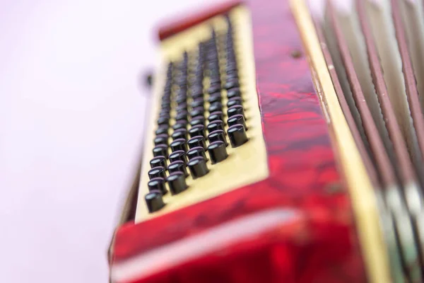 Eski Kırmızı Piyano Akordeonu Müzik Aleti Rüzgar Enstrümanı Orkestra Ekipmanları — Stok fotoğraf