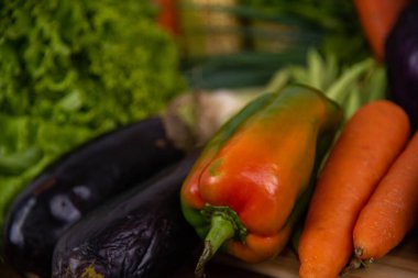 Mutfak için sebze ve sebze. Salata yemeği. Ahşap arka planda çeşitli bileşenler.