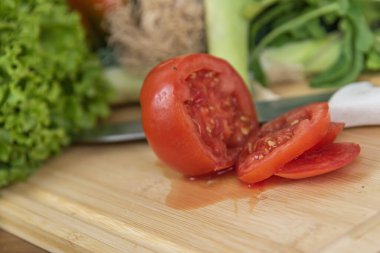 Tahtada kesilmiş sebzeler. Yenilebilir yiyecekler. Salatalar için malzemeler. Vejetaryen mutfağı. Sağlıklı beslenme.