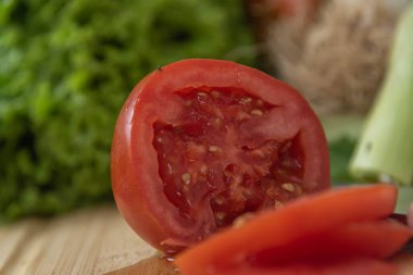 Tahtada kesilmiş sebzeler. Yenilebilir yiyecekler. Salatalar için malzemeler. Vejetaryen mutfağı. Sağlıklı beslenme.