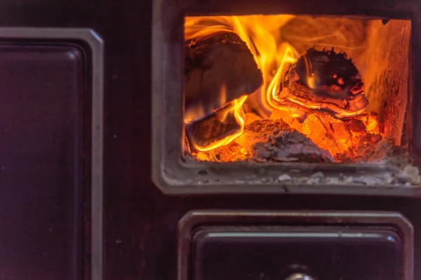 Ξύλινη Κουζίνα Λειτουργία Συσκευή Κουζίνας Ξύλινη Σόμπα Φωτιά Χειροποίητη Κουζίνα — Φωτογραφία Αρχείου