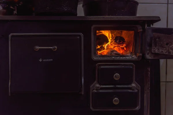 Работает Дровяная Печь Кухонный Прибор Деревянная Плита Включенным Огнем Печь — стоковое фото