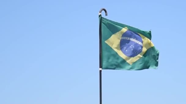 Bandeira Brasil Agitando Vento Fundo Céu Azul — Vídeo de Stock