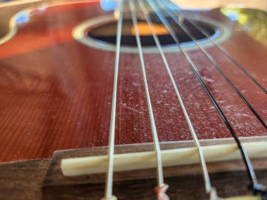 Dinlenirken gitar eğitimi al. İp müzik aleti. Akustik ses enstrüman gibi. Gitar sandalyeye yaslanıyor..