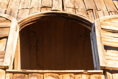 Ormanın ortasında eski ve terk edilmiş bir ev. Antik mimari. Kırsal kesimde terk edilmiş bir ev. Kentsel olmayan bir bölge. Issız bir ev..