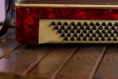 Eski kırmızı piyano akordeonu. Rüzgar müzik aleti. Öğrenciler için Safona. Rüzgar enstrümanı ve körükler