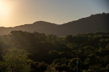 Kırsal alan ve gün batımında tepeler. Doğada öğleden sonra. Güney Brezilya 'da Itaara şehrinin tepeleri
