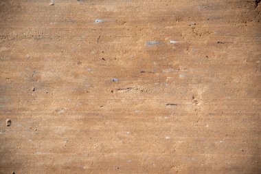 Toprak yolda araç lastiği izleri var. Kumda izler var. Kum zemini. Araç izleri. Yol dışı.