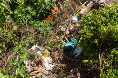 Çevre kirliliği çöpleri dışarı atılıyor