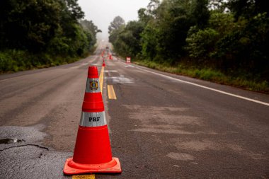 Yol kapatma ve tabelalar. Brezilya 'nın Itaara şehrinde. Tabu konumu. Şiddetli yağmurlar
