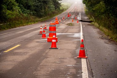 Yol kapatma ve tabelalar. Brezilya 'nın Itaara şehrinde. Tabu konumu. Şiddetli yağmurlar