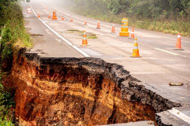 Yol kapatma ve tabelalar. Brezilya 'nın Itaara şehrinde. Tabu konumu. Şiddetli yağmurlar
