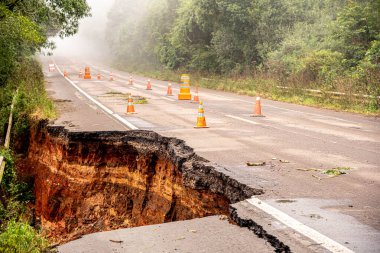 Yol kapatma ve tabelalar. Brezilya 'nın Itaara şehrinde. Tabu konumu. Şiddetli yağmurlar