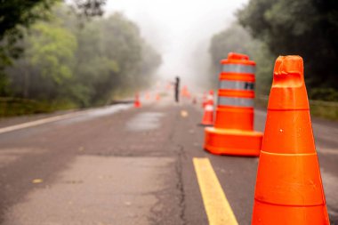 Yol kapatılıyor ve Itaara şehrinin Brezilya tabelasını gösteriyor. Tabu konumu. Şiddetli yağmurlar