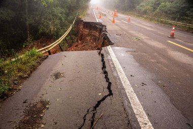 Yol kapatılıyor ve Itaara şehrinin Brezilya tabelasını gösteriyor. Tabu konumu. Şiddetli yağmurlar