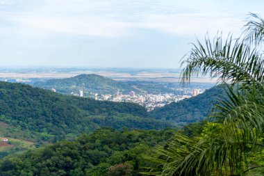 Itaara perspektifinden Santa Maria RS Brasil şehri manzarası. Merkez bölgedeki şehirler. Santa Maria SC.