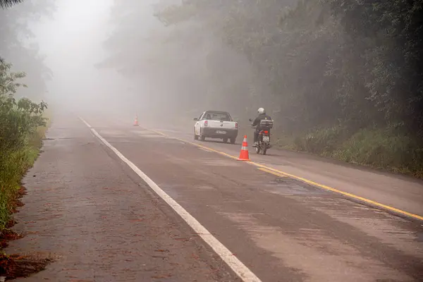 Yol kapatılıyor ve Itaara şehrinin Brezilya tabelasını gösteriyor. Tabu konumu. Şiddetli yağmurlar