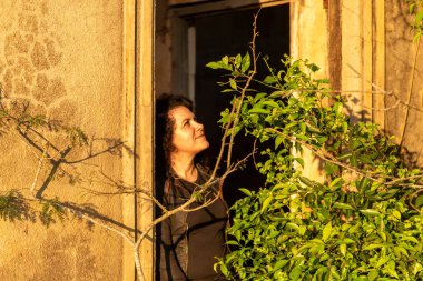 Eski terk edilmiş evde beyaz Brezilyalı kadın