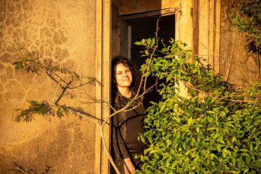 Eski terk edilmiş evde beyaz Brezilyalı kadın