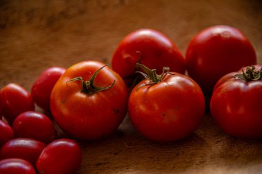 Çeri domates meyveleri (Solanum lycopersicum var. Benim için sertifika)