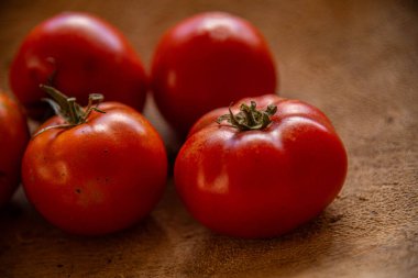 Çeri domates meyveleri (Solanum lycopersicum var. Benim için sertifika)