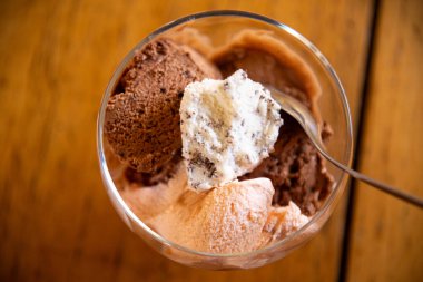 Tahta bir masada kasede dondurma..