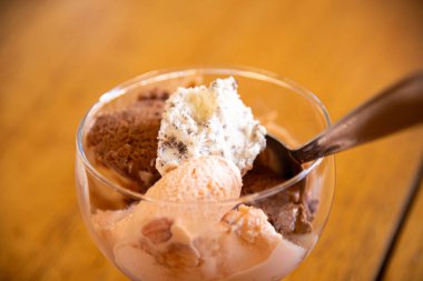 Tahta bir masada kasede dondurma..