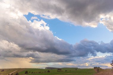 Pampa biyomu üzerinde yağmur bulutları ve kümülonimbus bulutları.