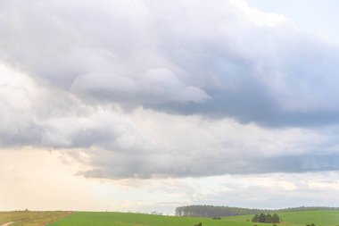 Pampa biyomu üzerinde yağmur bulutları ve kümülonimbus bulutları.