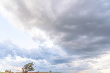 Pampa biyomu üzerinde yağmur bulutları ve kümülonimbus bulutları.