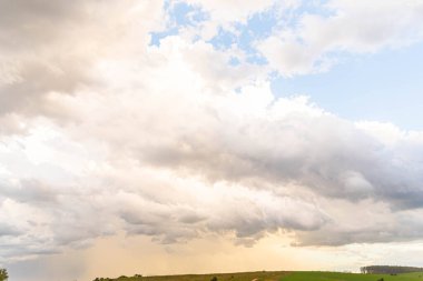 Güney Brezilya 'daki pampa biyoloji arazisinin üzerine yağmur bulutları yağar,