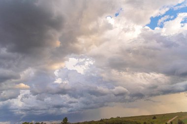 Pampa biyomu üzerinde yağmur bulutları ve kümülonimbus bulutları.