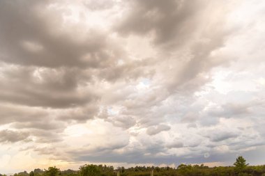 Güney Brezilya 'daki pampa biyoloji arazisinin üzerine yağmur bulutları yağar,