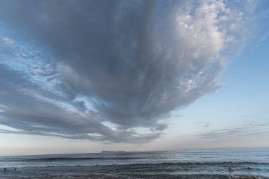 Öğleden sonra Gamboa Sahili 'nde yağmur bulutları, Santa Catarina, Brezilya