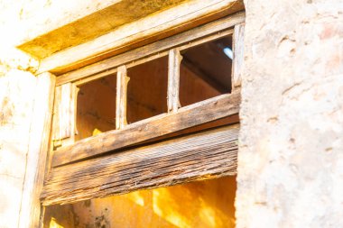 Harabeler içindeki eski bir ev ve hava..