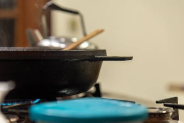 Mutfakta gaz sobasının üzerindeki aletler...