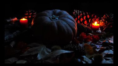 Cadılar Bayramı Balkabağı Işığı Düşen Yapraklar Üzerine Şimşekle Fırtınalı Sonbahar Gecesi