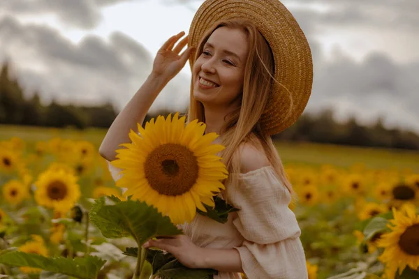 Hübsche Junge Frau Auf Sonnenblumenfeld — Stockfoto