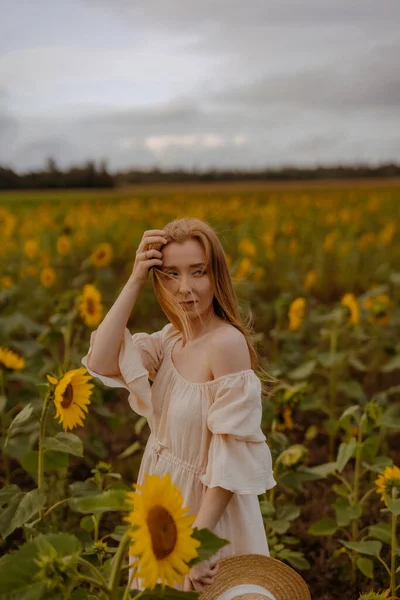 Pretty Young Woman Sunflower Field — Stock Photo, Image