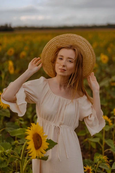Pretty Young Woman Sunflower Field — Stock Photo, Image