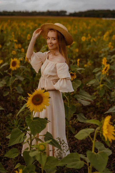 Hübsche Junge Frau Auf Sonnenblumenfeld Stockbild