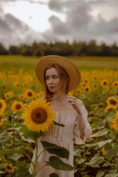 Hübsche Junge Frau Auf Sonnenblumenfeld lizenzfreie Stockbilder