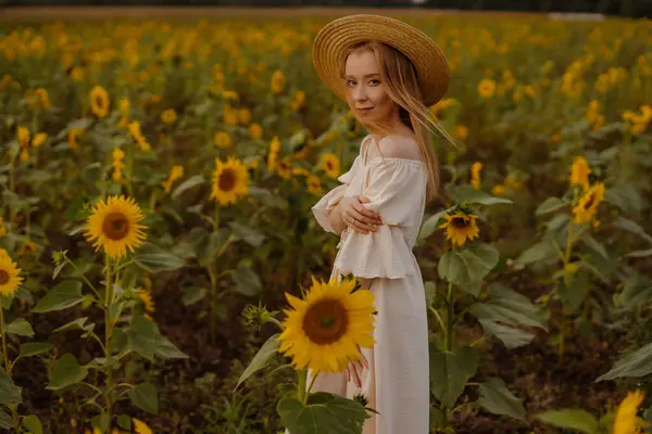 Hübsche Junge Frau Auf Sonnenblumenfeld Stockfoto