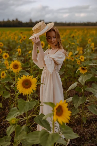 Hübsche Junge Frau Auf Sonnenblumenfeld lizenzfreie Stockbilder