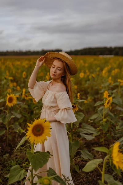 Hübsche Junge Frau Auf Sonnenblumenfeld Stockfoto