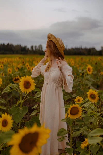 Hübsche Junge Frau Auf Sonnenblumenfeld lizenzfreie Stockfotos